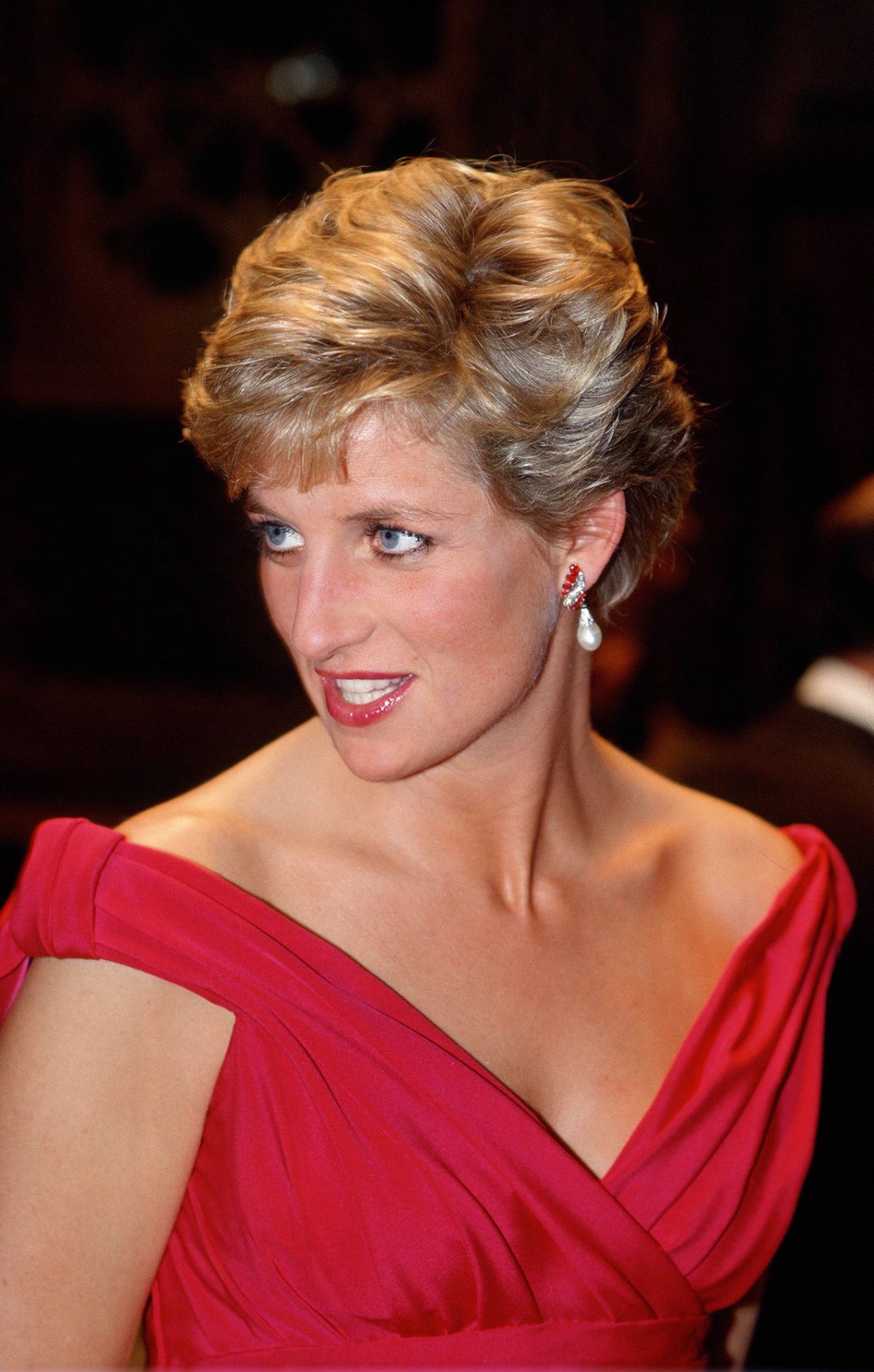 JAPAN - NOVEMBER 14:  Diana, Princess of Wales attends a performance by the Welsh National Opera during a visit to Japan  (Photo by Tim Graham/Getty Images)