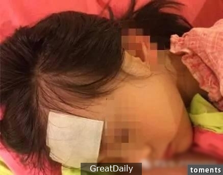 7歲女兒的老師向媽媽投訴，氣憤之下媽媽賞了女兒一巴掌